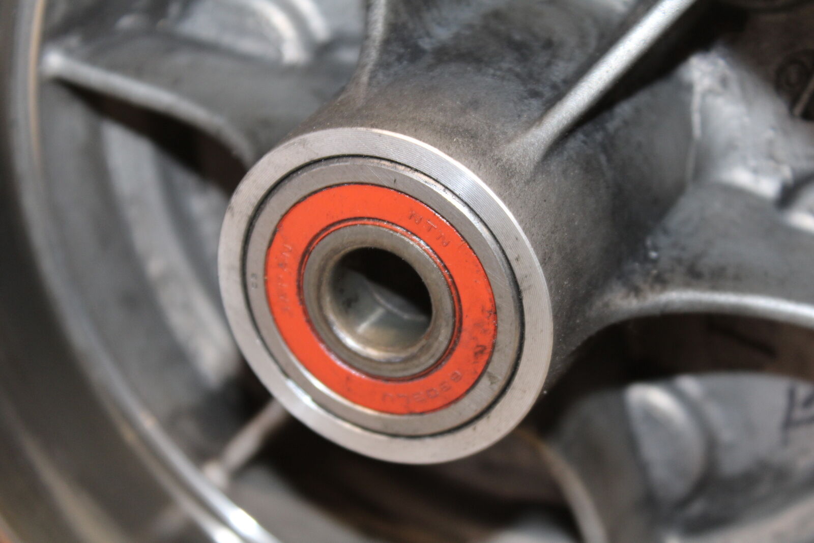 05-06 SUZUKI BOULEVARD M50 REAR WHEEL BACK RIM BB671