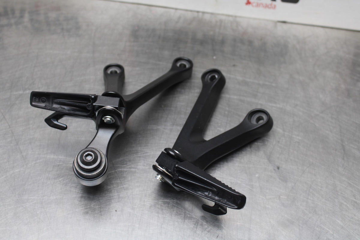 18 SUZUKI GSXR1000 REAR BACK PASSENGER PEG SET PAIR BB642