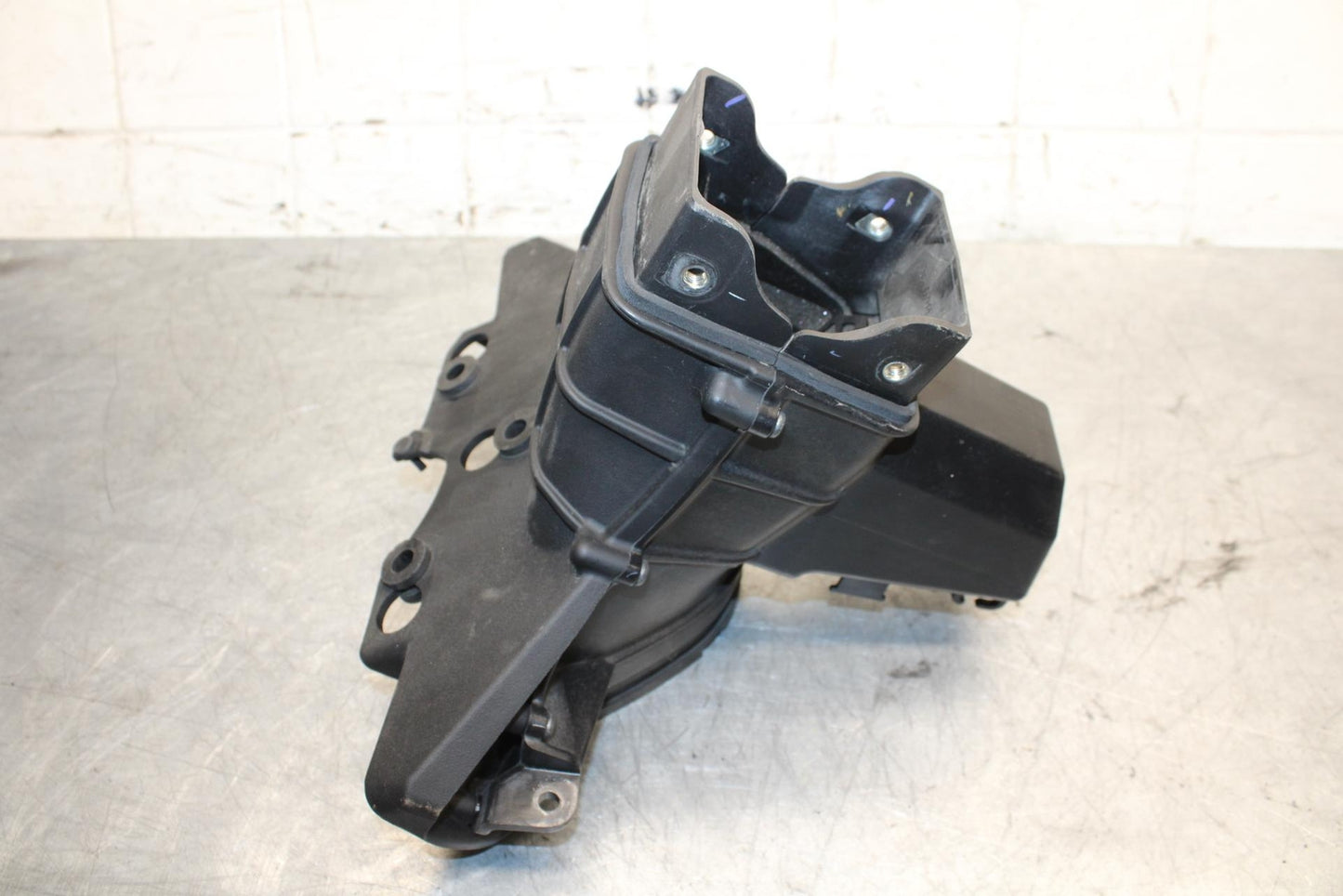 2009 Kawasaki Ninja ZX6R ZX600R UPPER FAIRING MIRROR GAUGES STAY BRACKET BB548