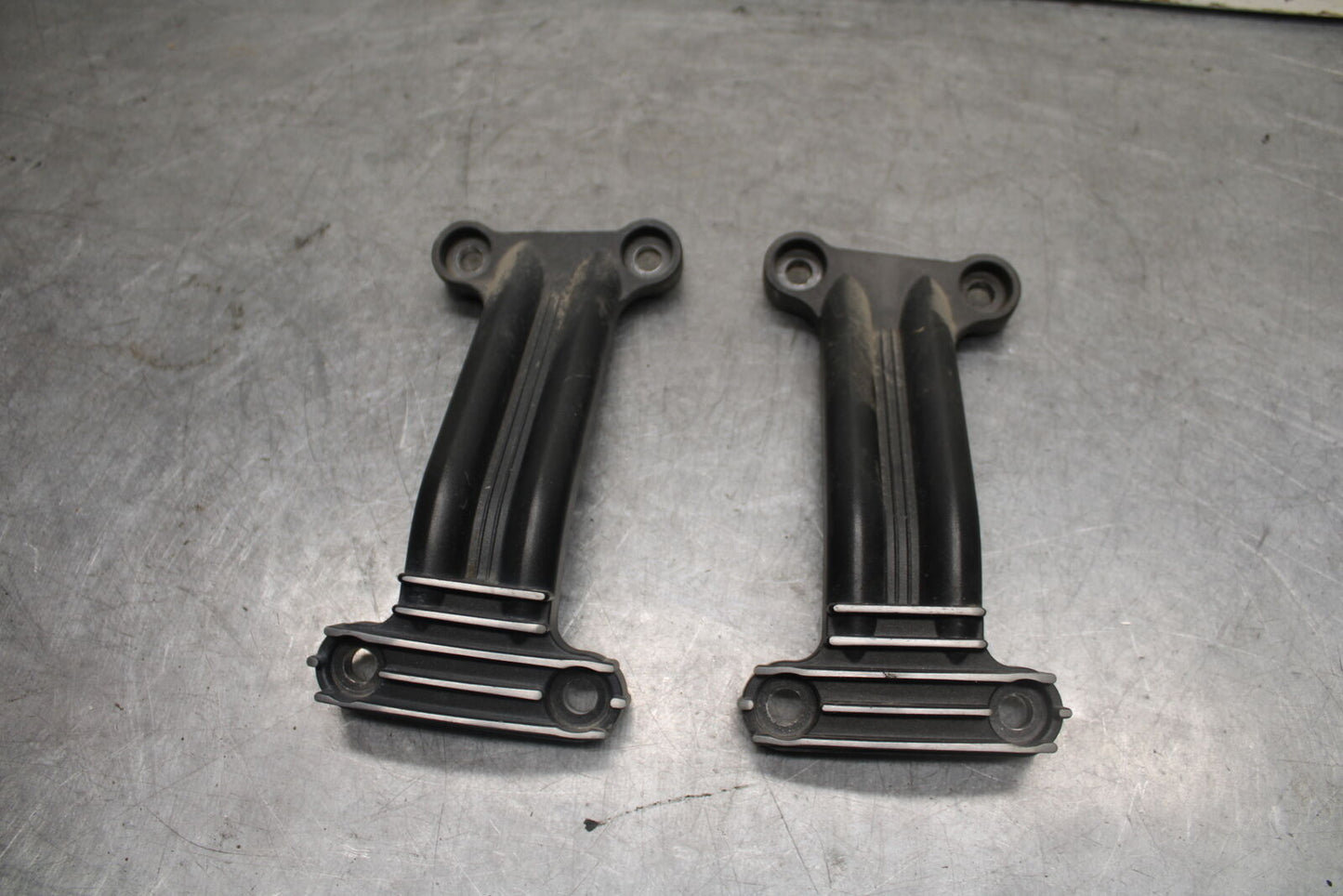 05-06 YAMAHA ROYAL STAR REAR PASSENGER FOOT STEP MOUNT BRACKET BB697