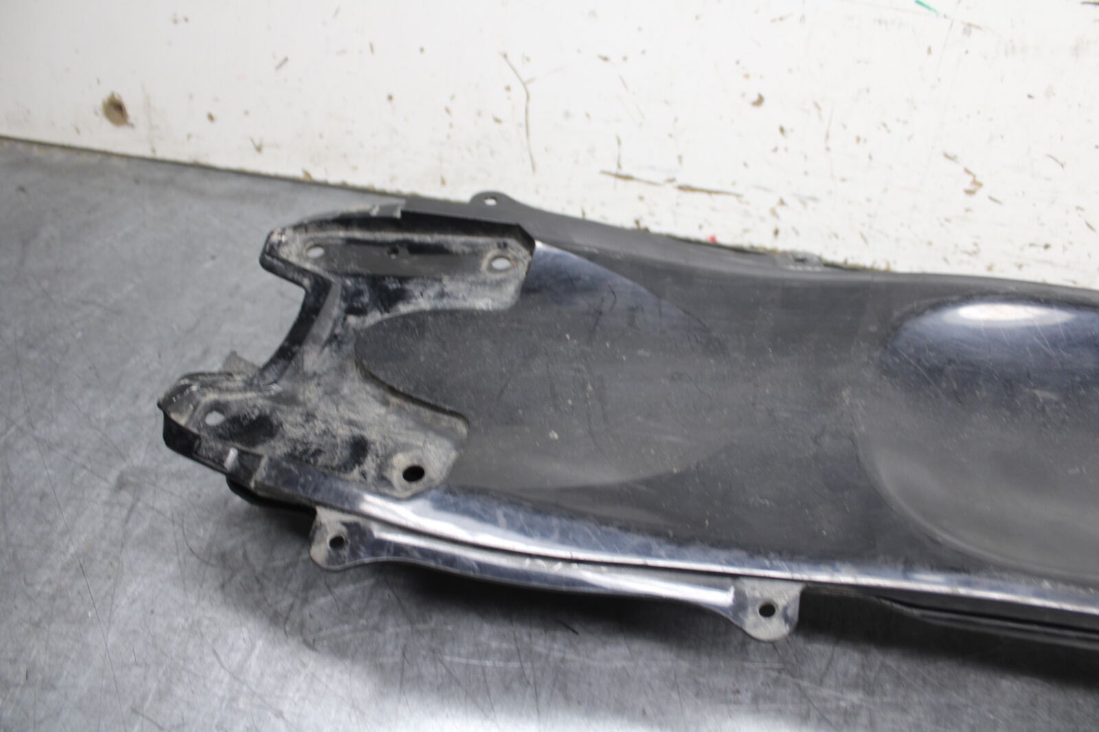 11-23 SUZUKI GSXR 750 REAR BACK TAIL UNDERTAIL BATTERY TRAY PLASTIC BB55