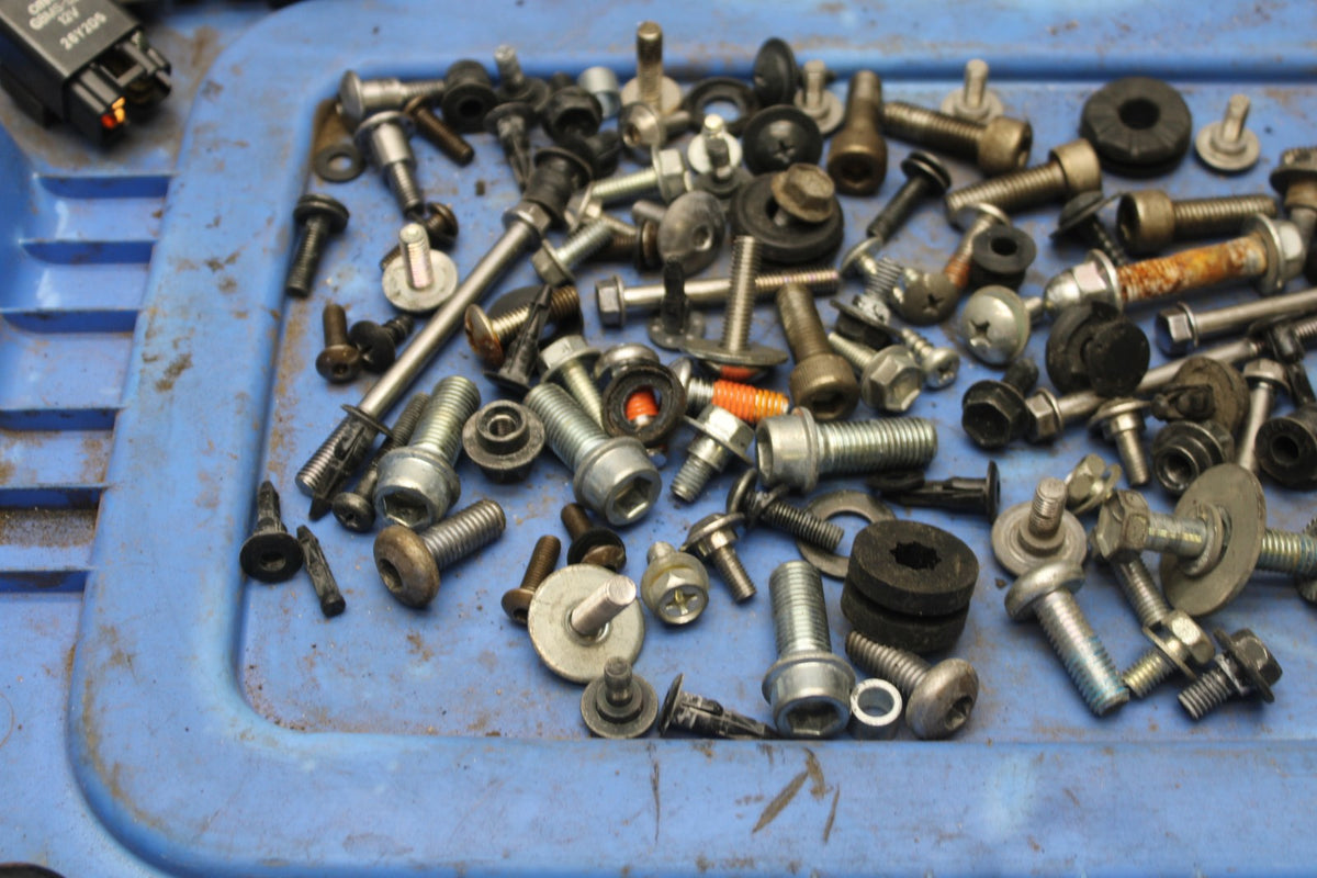 11-26 SUZUKI GSXR750 MOUNTING BOLTS HARDWARE SCREWS BB900