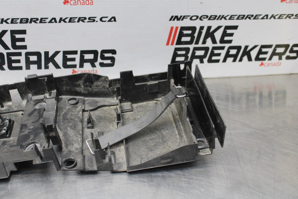 08-16 YAMAHA YZF R6 REAR BACK TAIL UNDERTAIL BATTERY TRAY PLASTIC BB856