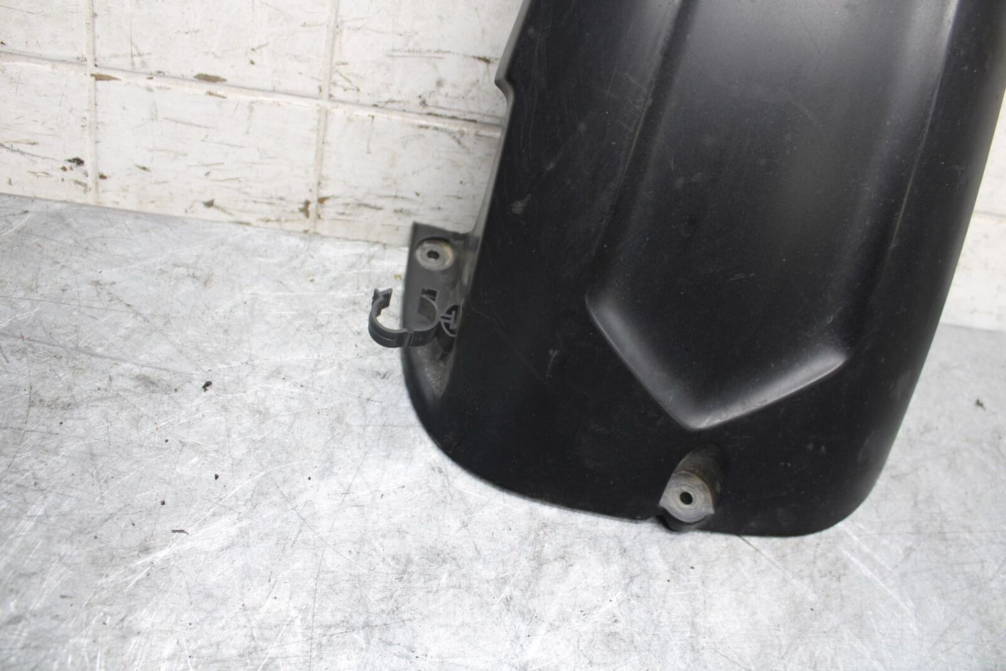 2003 Yamaha YZF R6 REAR BACK WHEEL TIRE HUGGER FENDER 5SL-21650-00-00 BB539