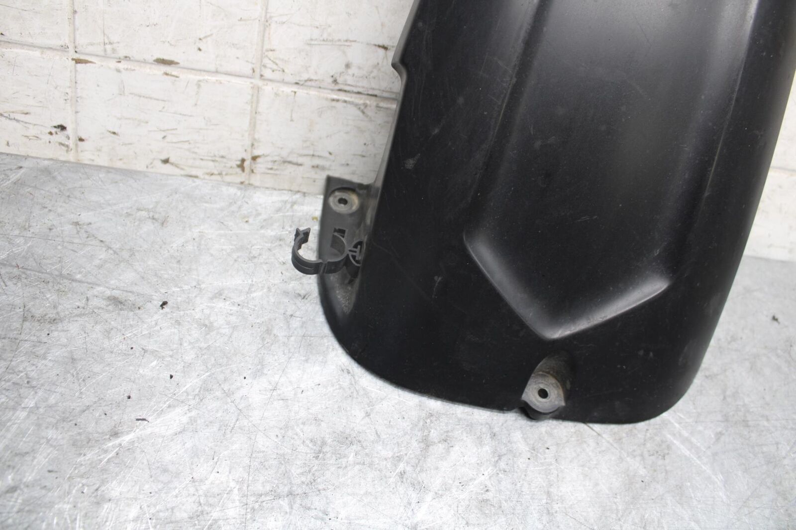 2003 Yamaha YZF R6 REAR BACK WHEEL TIRE HUGGER FENDER 5SL-21650-00-00 BB539