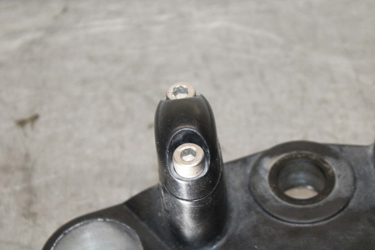 01-06 TRIUMPH TIGER 955I FORKS UPPER TRIPLE TREE CLAMP  BB693