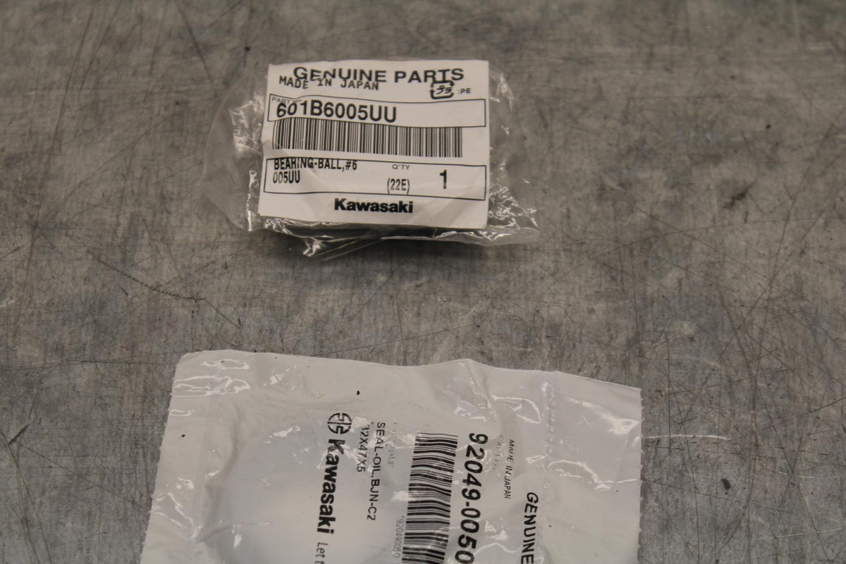 17 KAWASAKI Z900 ZR900 WHEEL BEARING AND OIL SEAL BB549