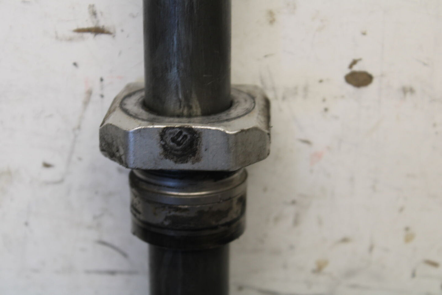 05-06 SUZUKI GSXR1000 REAR AXLE BACK WHEEL RIM PIVOT BOLT AXEL 64711-33E30 BB663