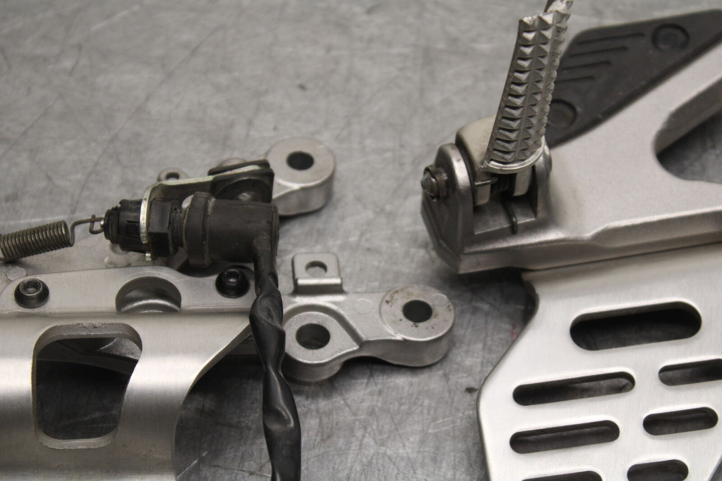 06 YAMAHA YZF R6 RIGHT LEFT REARSETS REAR SET DRIVER FOOT PEGS  BB716