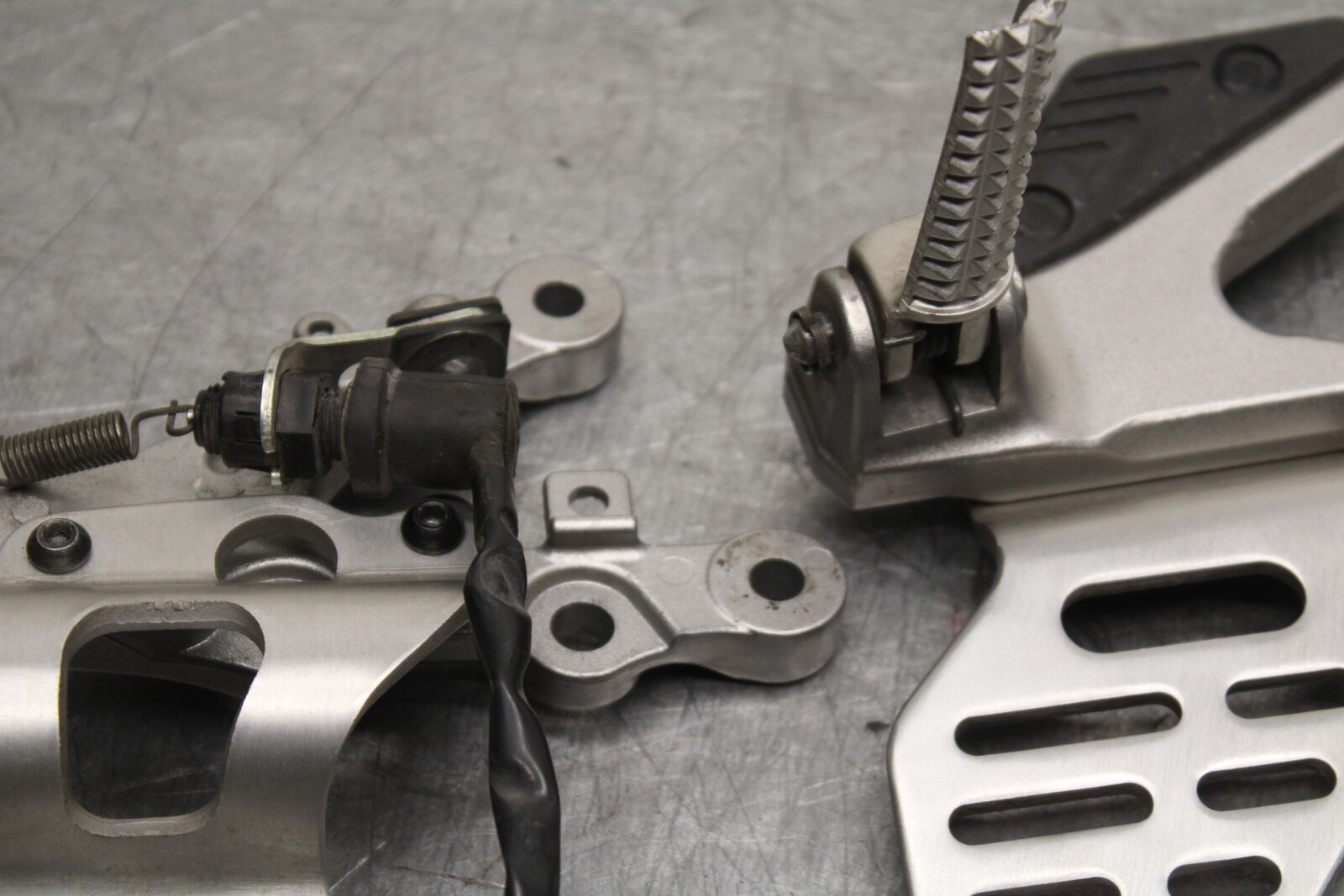 06 YAMAHA YZF R6 RIGHT LEFT REARSETS REAR SET DRIVER FOOT PEGS  BB716
