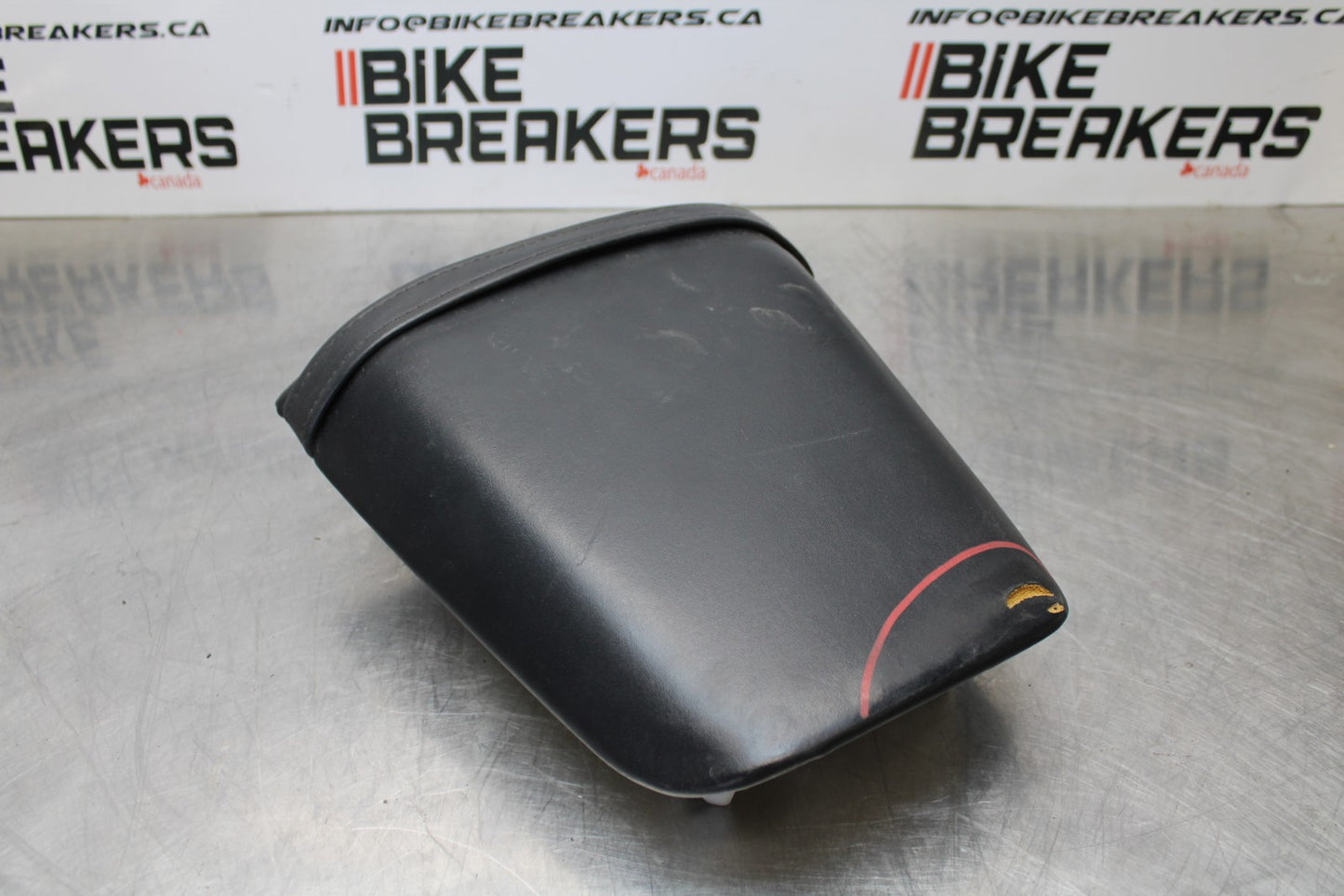 01-06 HONDA CBR600F4I REAR BACK PASSENGER TANDEM SEAT PAD SADDLE PILLION BB185