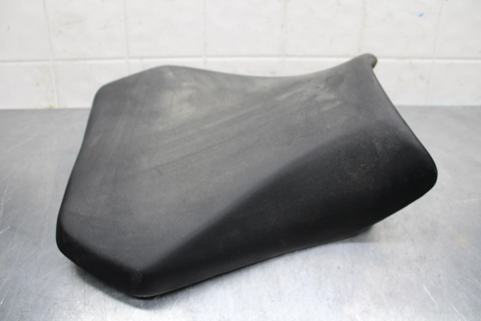2017 Suzuki GSXR600 FRONT DRIVERS SEAT PAD SADDLE PILLION 45100-14J10-DW2 BB598
