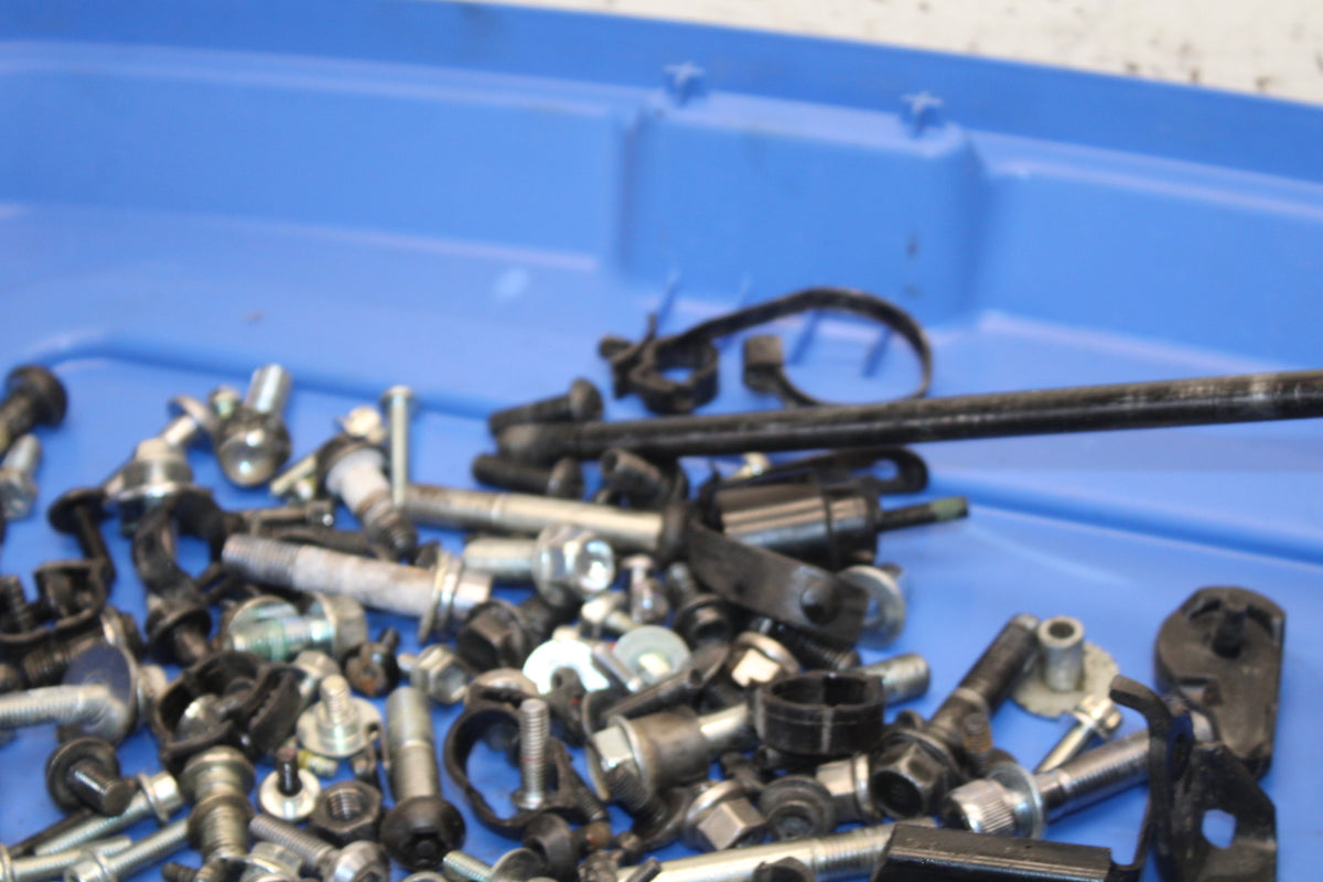 22-24 YAMAHA XSR900 MOUNTING BOLTS HARDWARE MOTOR SCREWS BB683
