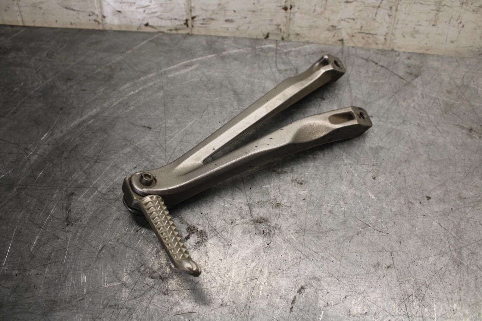 2007 Yamaha YZF R1 LEFT REAR PASSENGER PEG 5JJ-27431-10-00 5VY-2741L-00-00 BB523