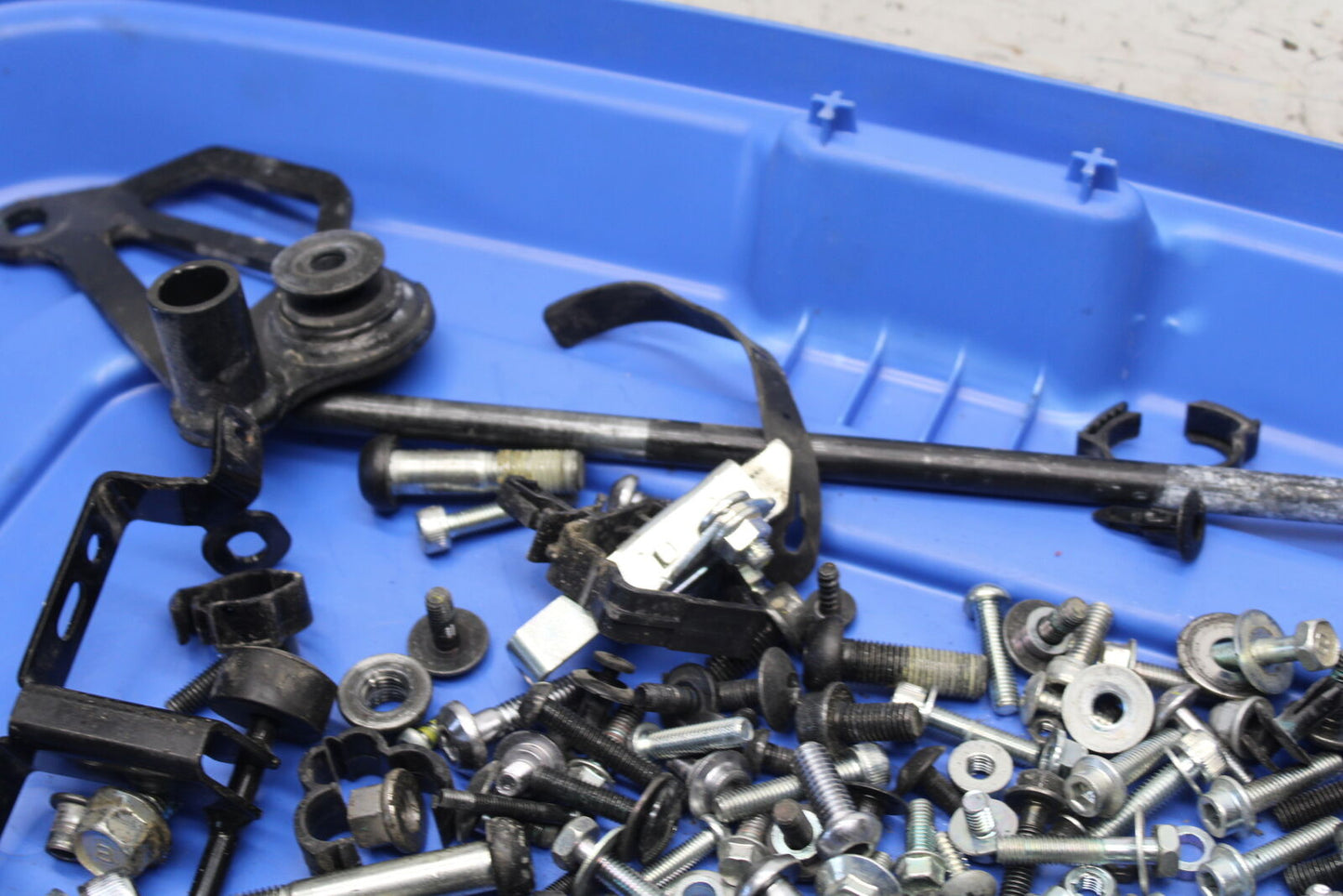 22-24 YAMAHA XSR900 MOUNTING BOLTS HARDWARE MOTOR SCREWS BB683