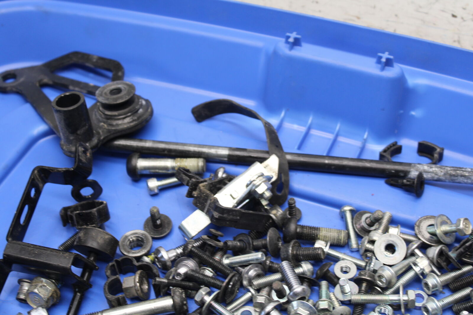 22-24 YAMAHA XSR900 MOUNTING BOLTS HARDWARE MOTOR SCREWS BB683