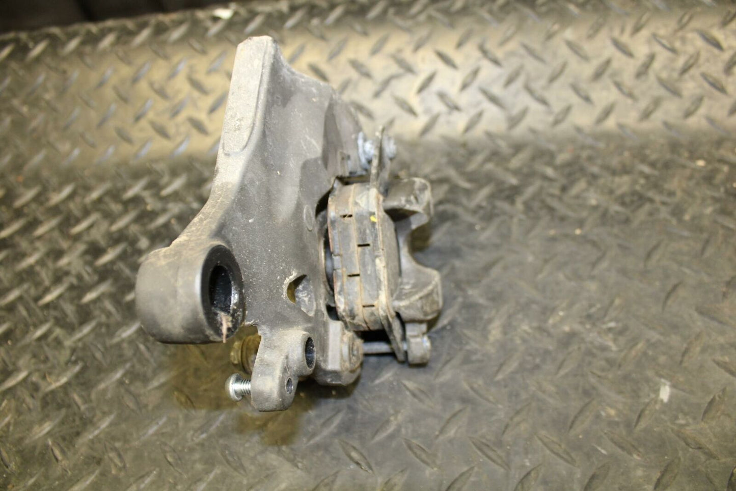 19 YAMAHA YZF R3 REAR BACK BRAKE CALIPER W MOUNT BRACKET BB177