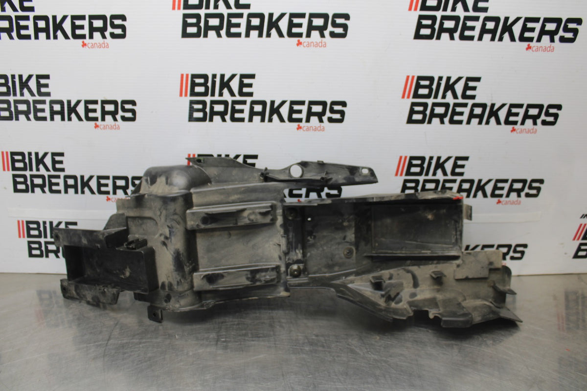 05-06 KAWASAKI NINJA ZX6R REAR BACK TAIL UNDERTAIL BATTERY TRAY PLASTIC BB877