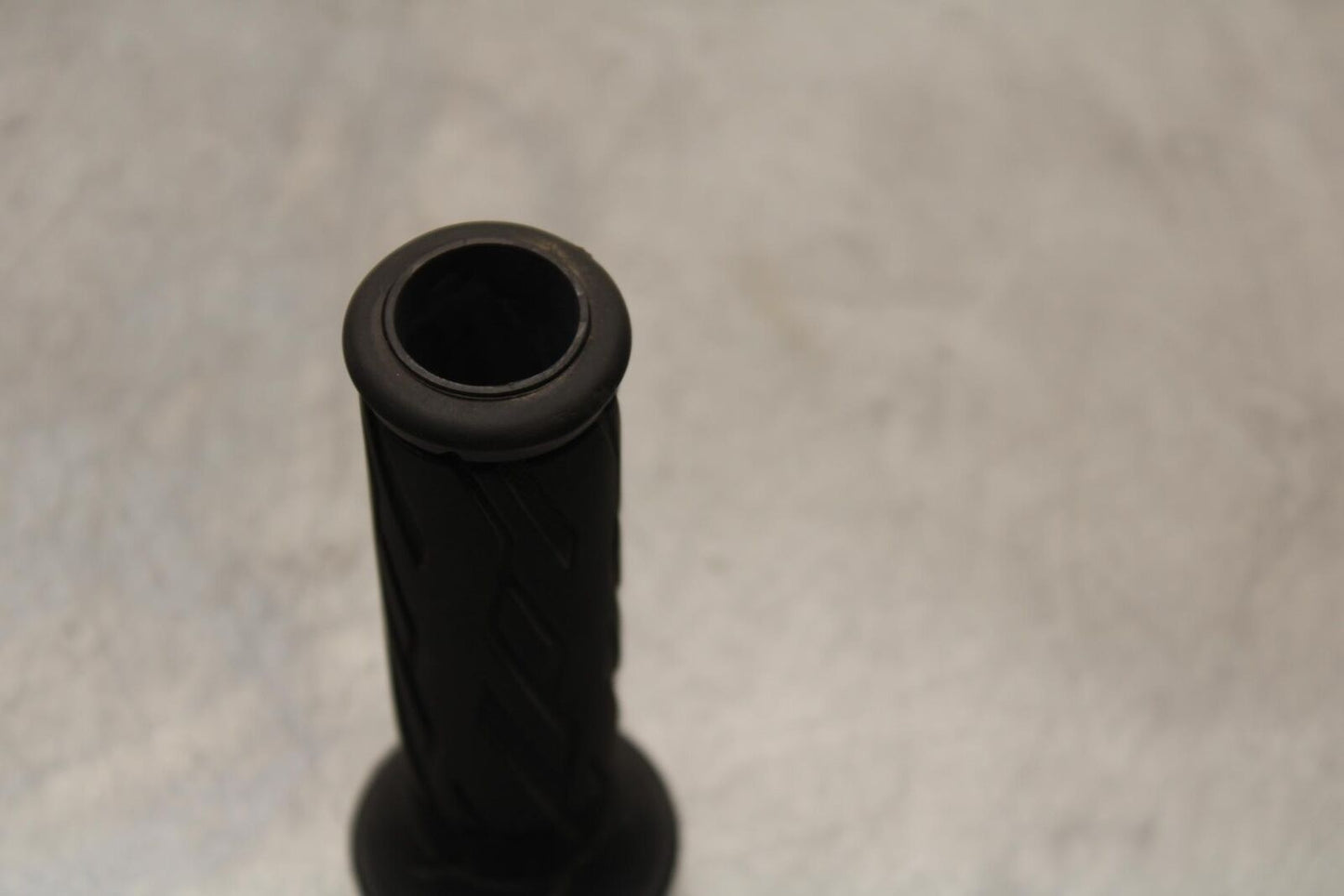 2017 Suzuki GSXR600 RIGHT THROTTLE GRIP 57110-21H02 BB598