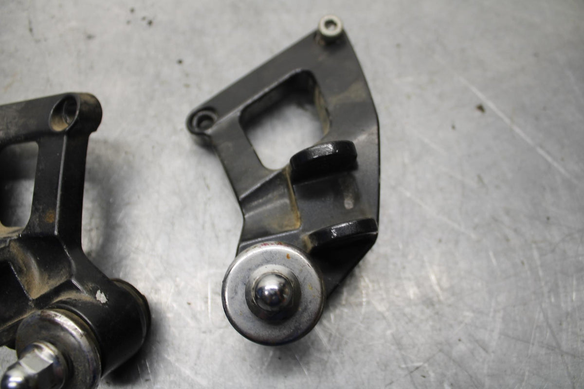 00-01 KAWASAKI ZZR600 REAR BACK PASSENGER PEG BRACKET SET PAIR BB31