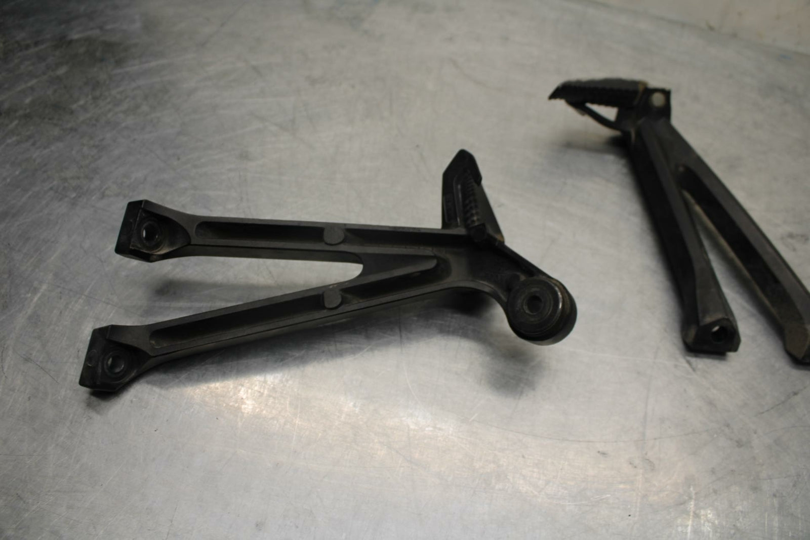 11-22 SUZUKI GSXR600 REAR BACK PASSENGER PEG SET PAIR BB422