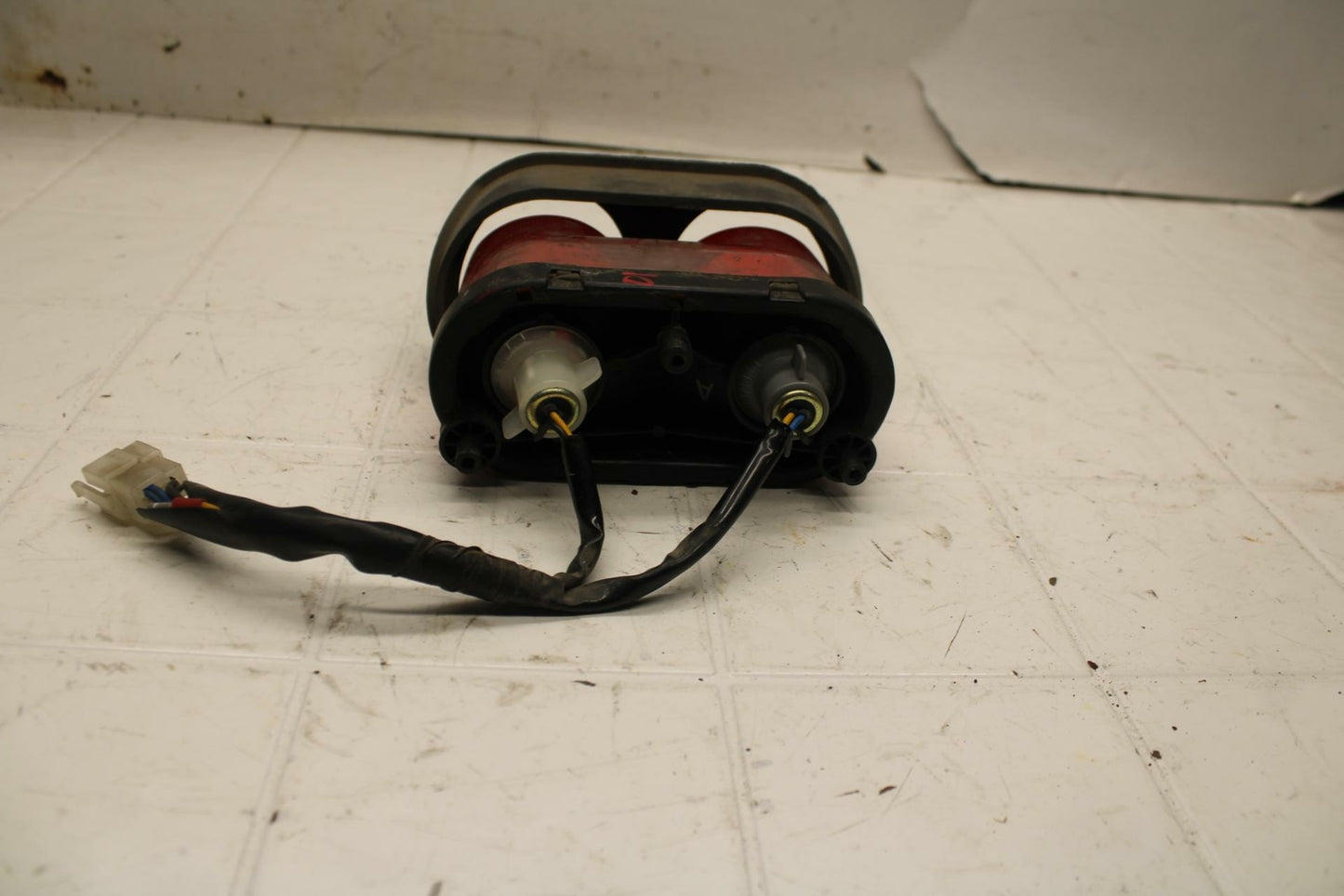 01-05 YAMAHA FZS1000 REAR TAIL TAILLIGHT BACK BRAKE LIGHT BB10
