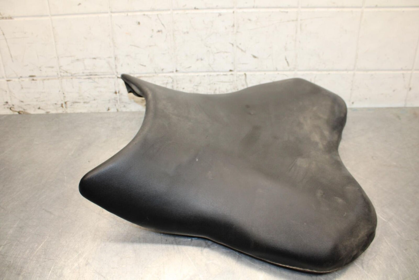 2006 Yamaha YZF R6 FRONT DRIVERS SEAT PAD SADDLE PILLION 2C0-24710-00-00 BB560