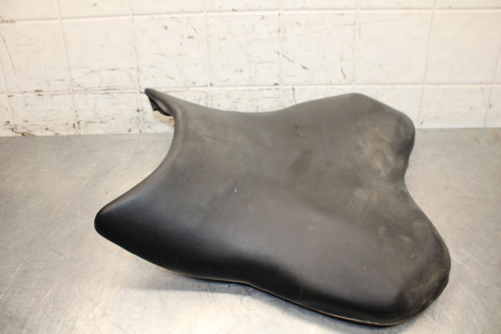 2006 Yamaha YZF R6 FRONT DRIVERS SEAT PAD SADDLE PILLION 2C0-24710-00-00 BB560