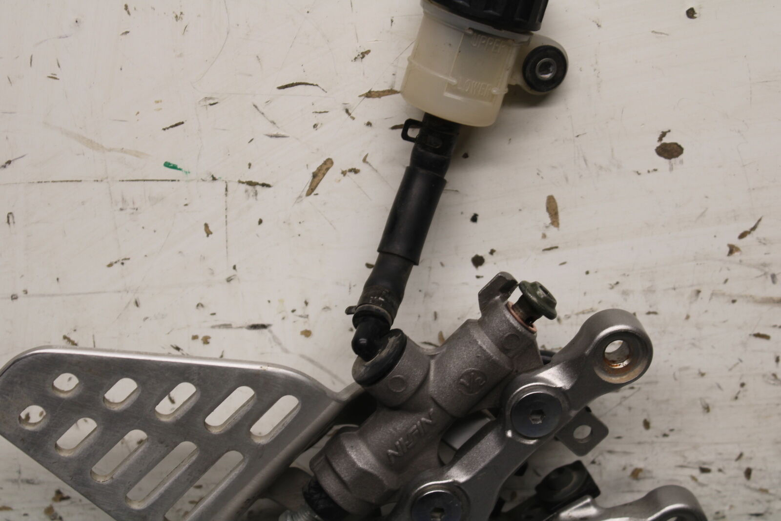 06-07 YAMAHA YZF R6 RIGHT REARSET REAR SET DRIVER FOOT PEG REST STOP BB742