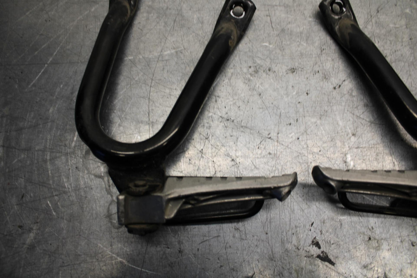 89-90 YAMAHA FZR600 REAR BACK PASSENGER PEG SET PAIR BB76
