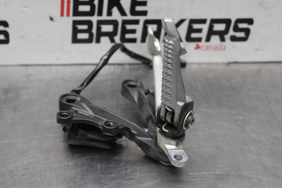 24-25 KAWASAKI NINJA ZX6R RIGHT REARSET REAR SET DRIVER FOOT PEG REST STOP BB939