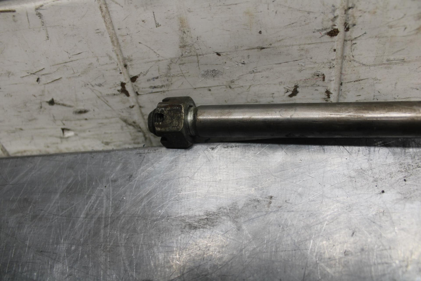 1981 Suzuki GS850G REAR AXLE BACK WHEEL RIM PIVOT BOLT AXEL BB37