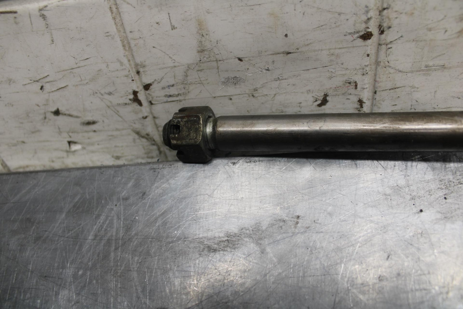 1981 Suzuki GS850G REAR AXLE BACK WHEEL RIM PIVOT BOLT AXEL BB37