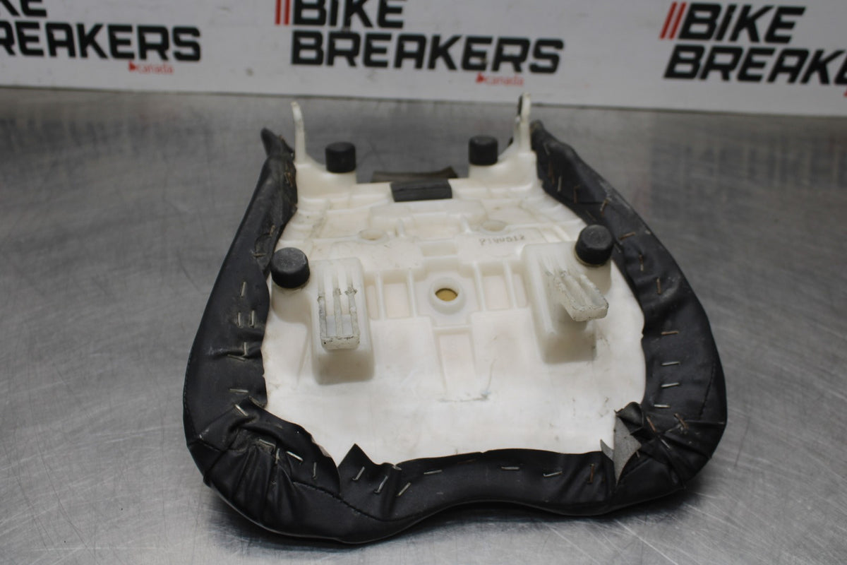 06-07 SUZUKI GSXR750 FRONT DRIVERS SEAT PAD SADDLE PILLION BB811