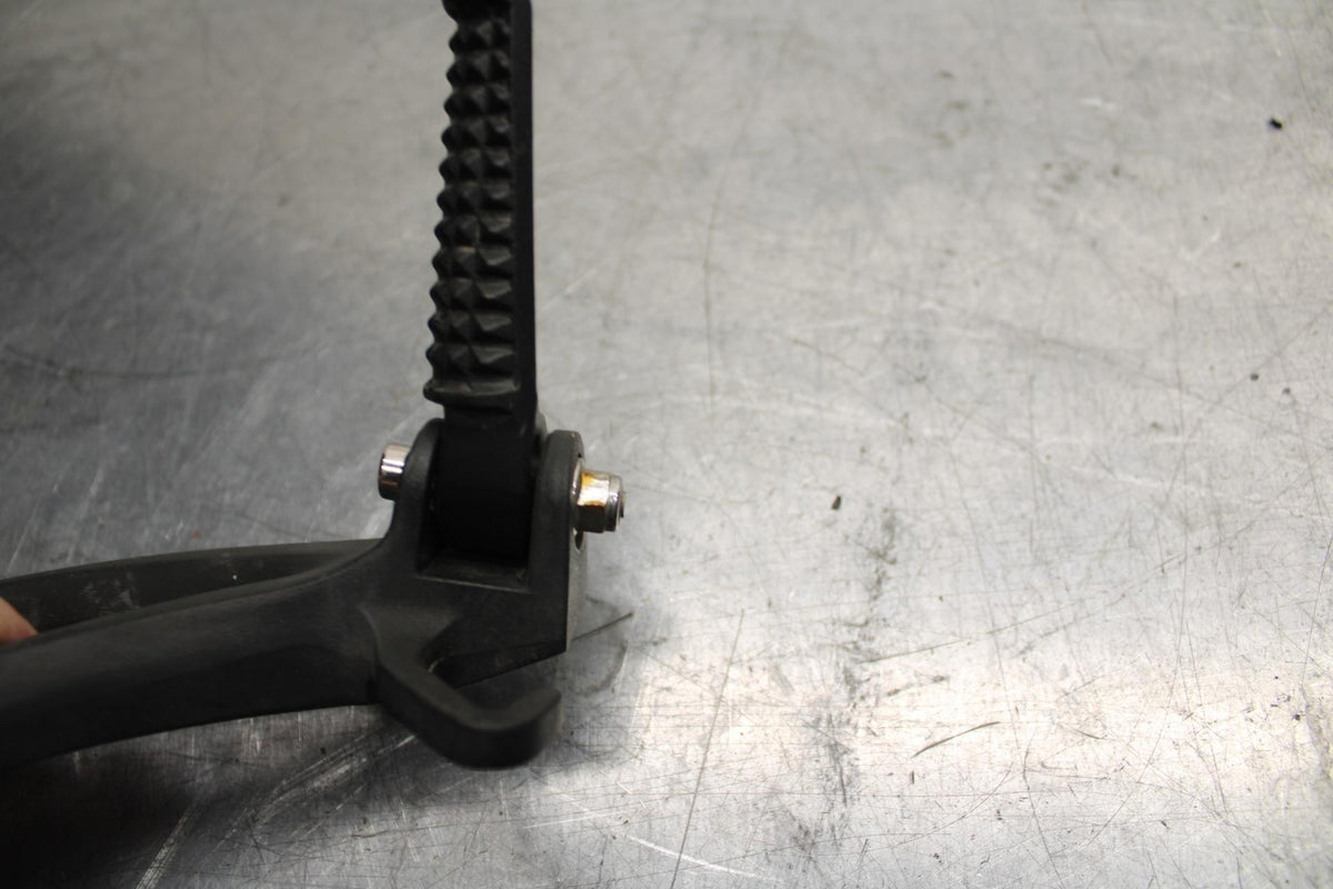 07 YAMAHA YZF R6 2c0 RIGHT REAR BACK PASSENGER PEG BB75