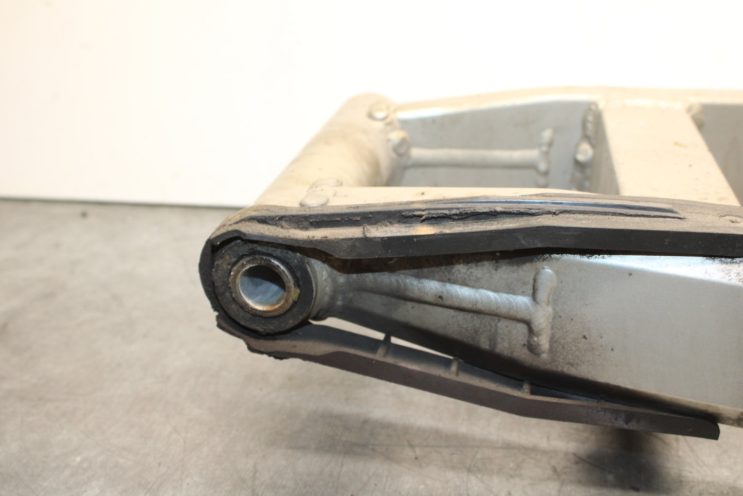 00-02 KAWASAKI NINJA ZX6R REAR SWINGARM BACK SUSPENSION SWING ARM BB750