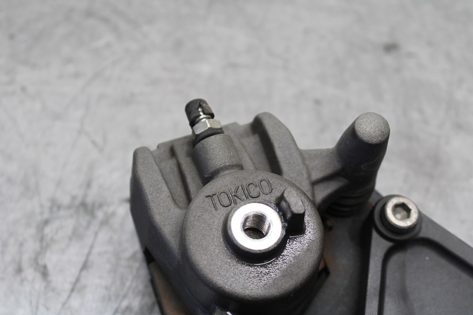 12-17 KAWASAKI ER-6N Z650 REAR BACK BRAKE CALIPER W MOUNT BRACKET BB709