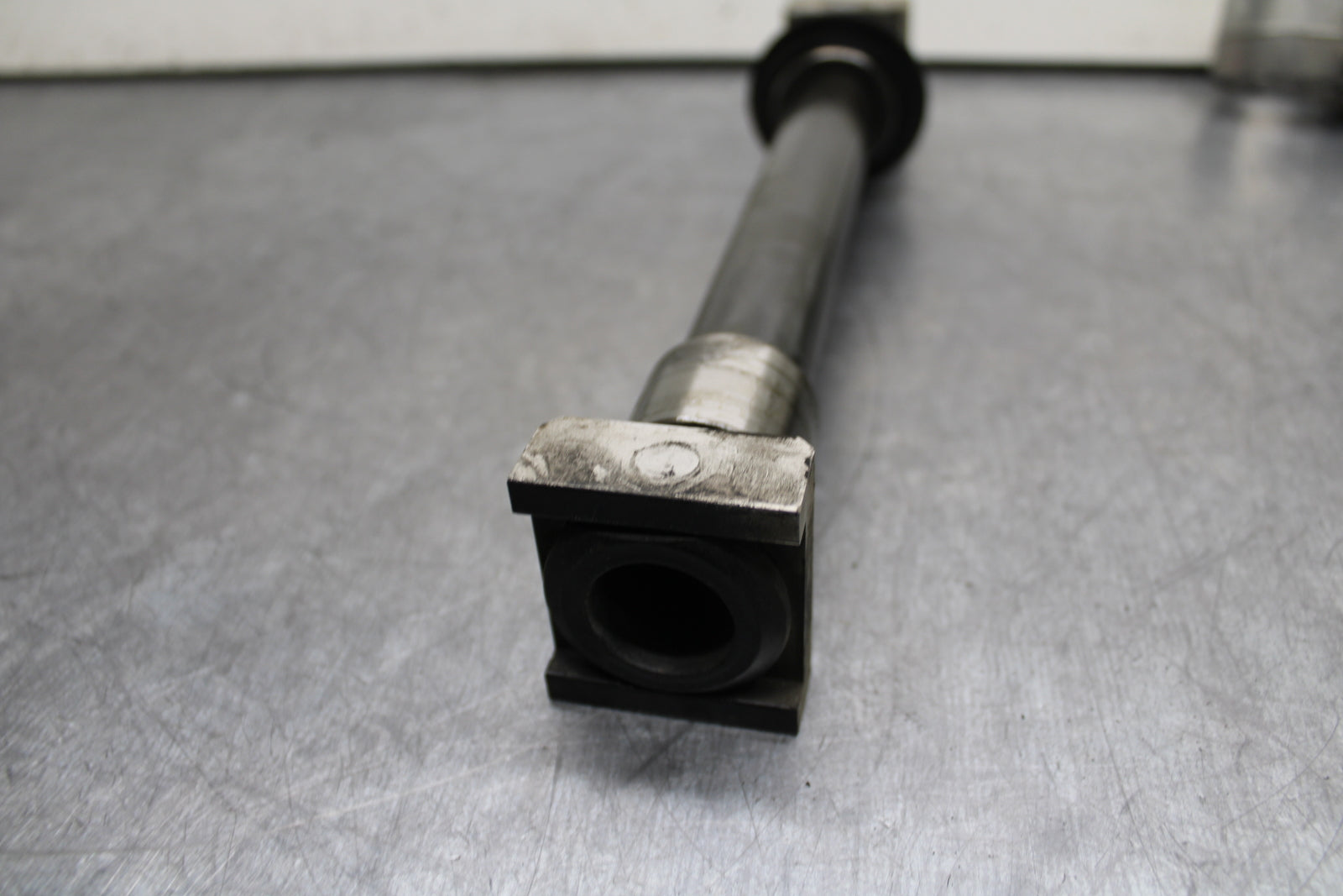 03-05 YAMAHA YZF R6  REAR AXLE BACK WHEEL RIM PIVOT BOLT AXEL BB751