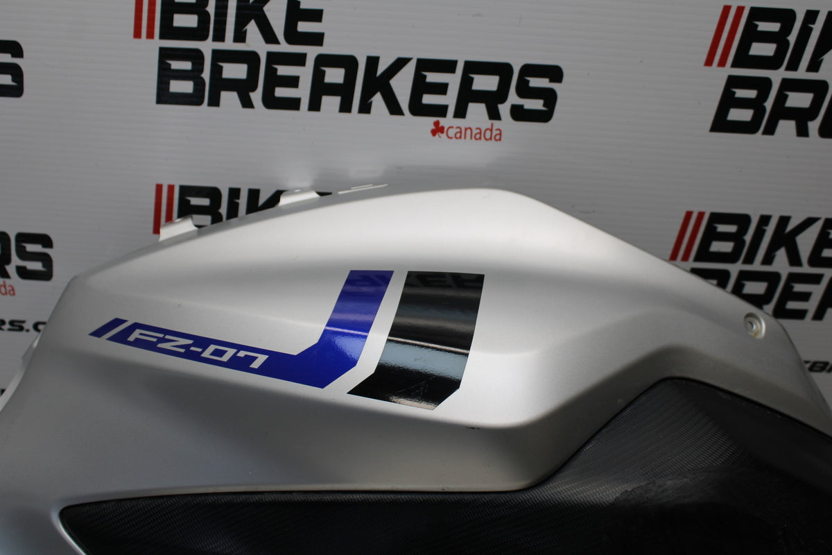 14-17 YAMAHA FZ07 RIGHT LOWER MID UPPER SIDE FAIRING COWL  BB162