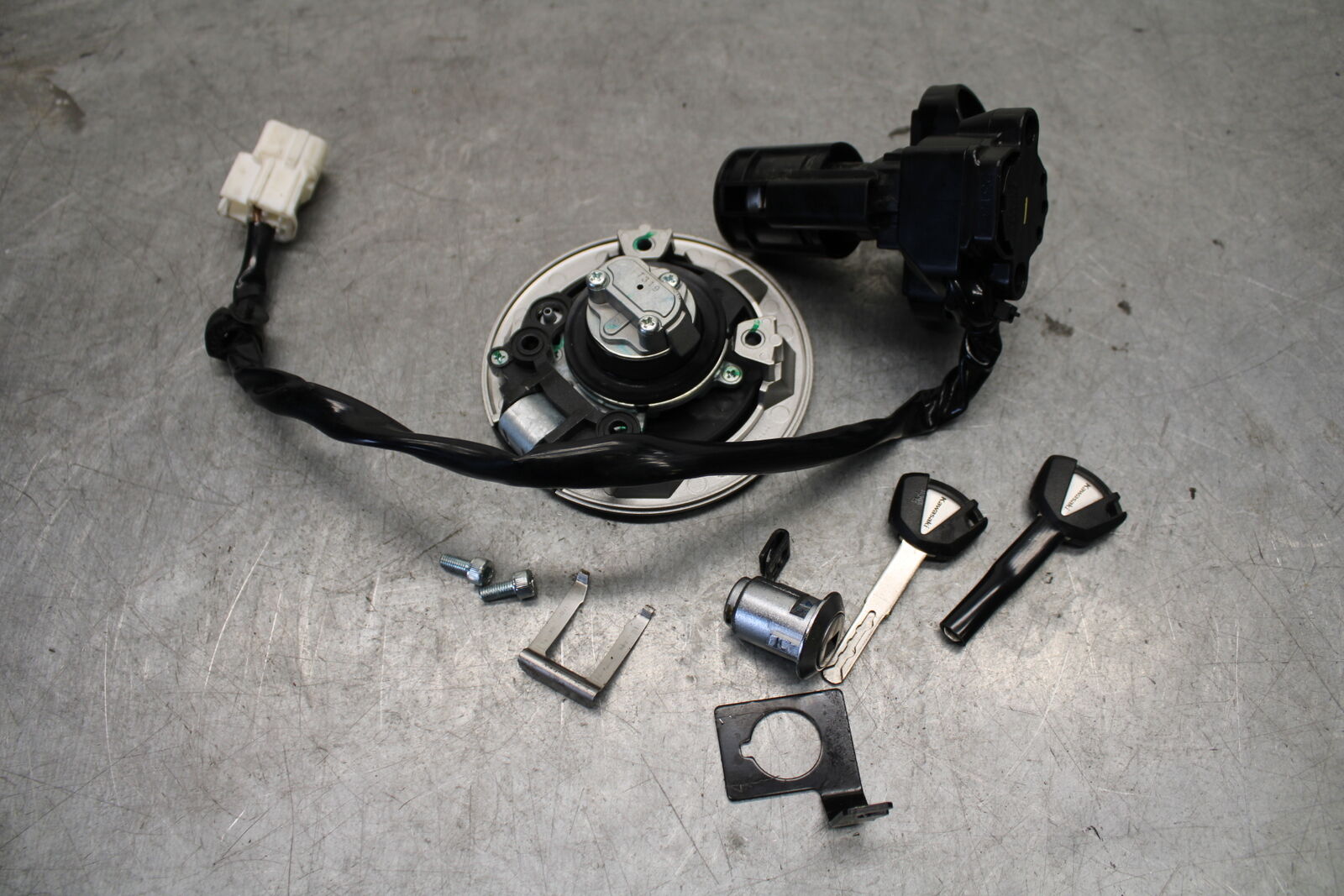 18-23 KAWASAKI NINJA 400 IGNITION LOCK KEY SET W/ GAS CAP AND SEAT LOCK BB660