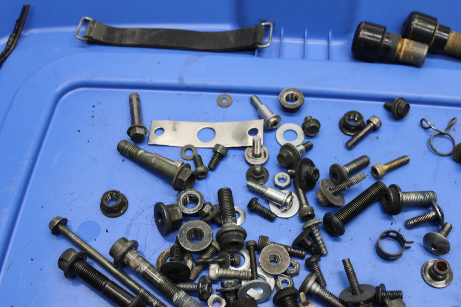 03-05 YAMAHA YZF R6 MOUNTING BOLTS HARDWARE MOTOR SCREWS BB751