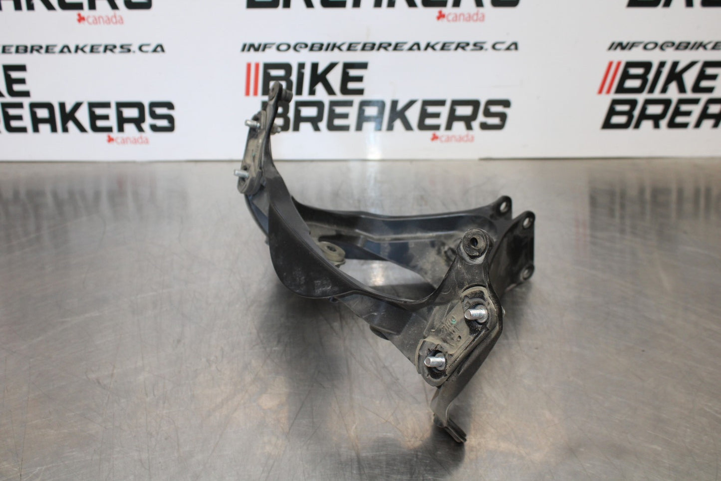 06-07 SUZUKI GSXR 600 UPPER FAIRING MIRROR GAUGES STAY BRACKET BB170