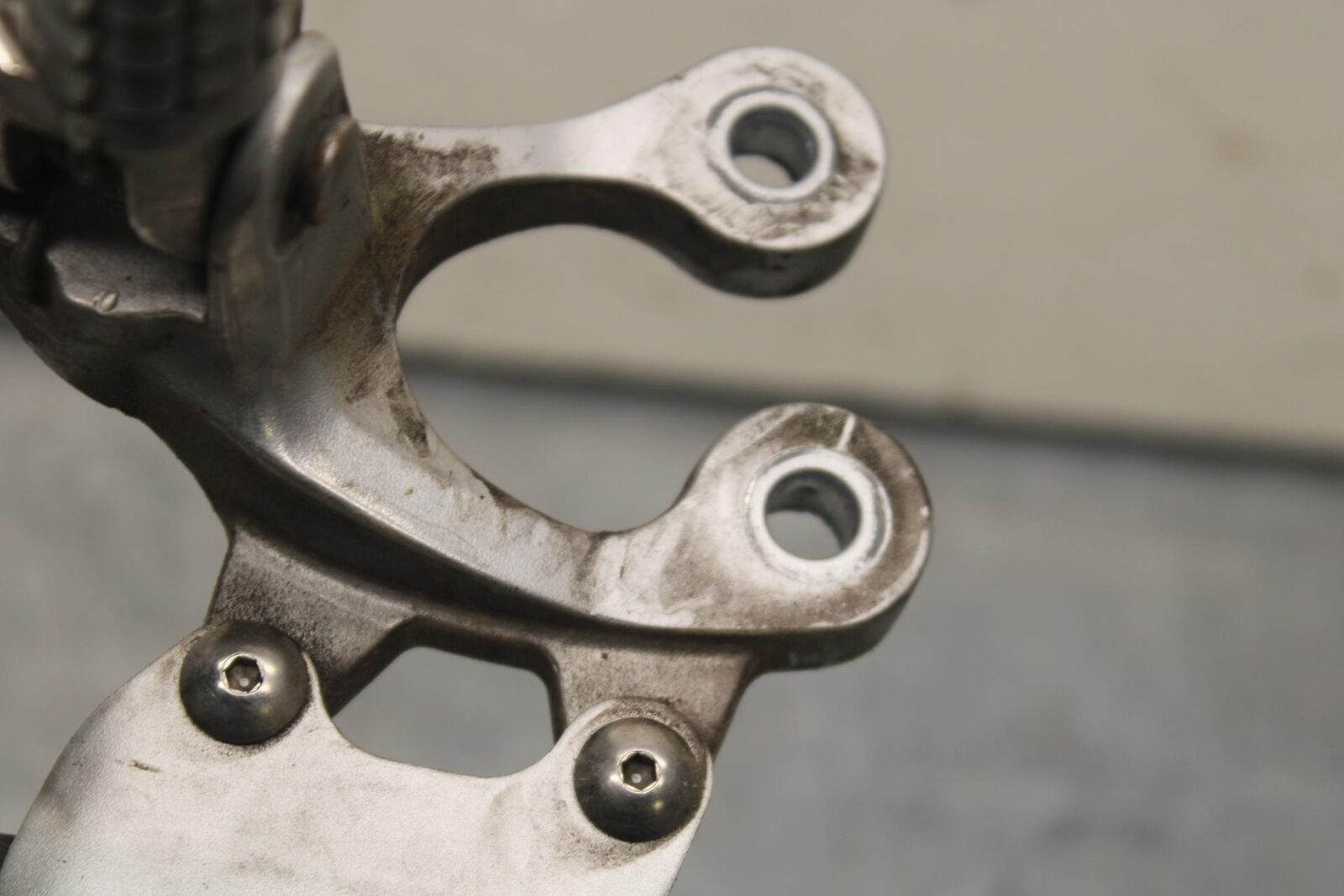 2011 Suzuki GSXR600 LEFT REARSET REAR SET DRIVER FOOT PEG REST STOP BB605