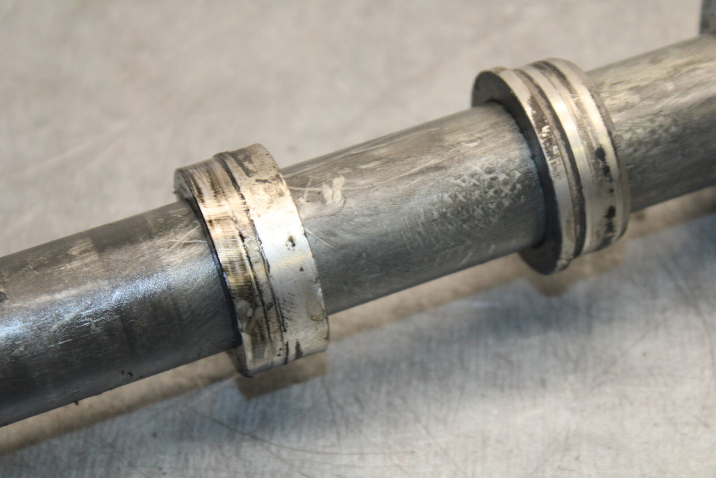 05-06 SUZUKI GSXR1000 REAR AXLE BACK WHEEL RIM PIVOT BOLT AXEL 64711-33E30 BB663