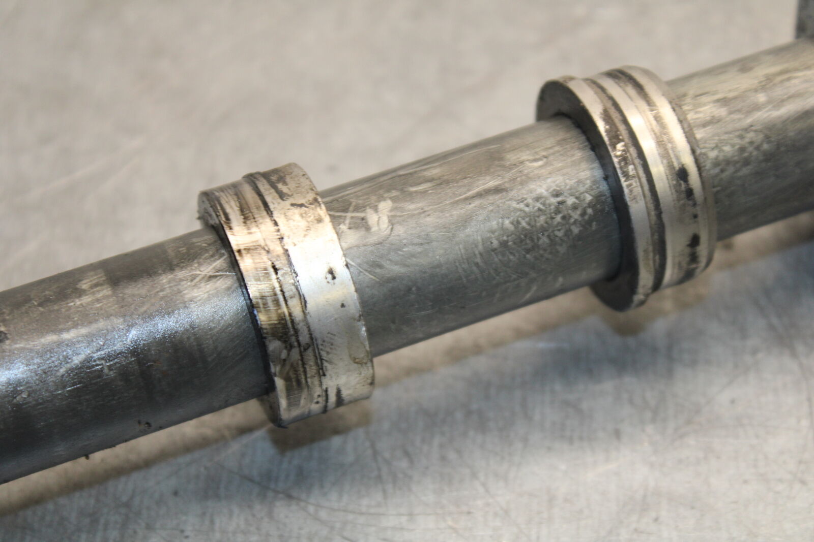 05-06 SUZUKI GSXR1000 REAR AXLE BACK WHEEL RIM PIVOT BOLT AXEL 64711-33E30 BB663