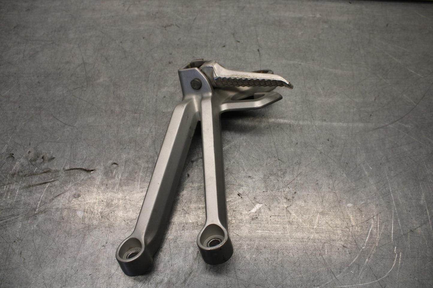 01-03 SUZUKI GSXR600 RIGHT REAR BACK PASSENGER PEG 43600-35F00 BB633