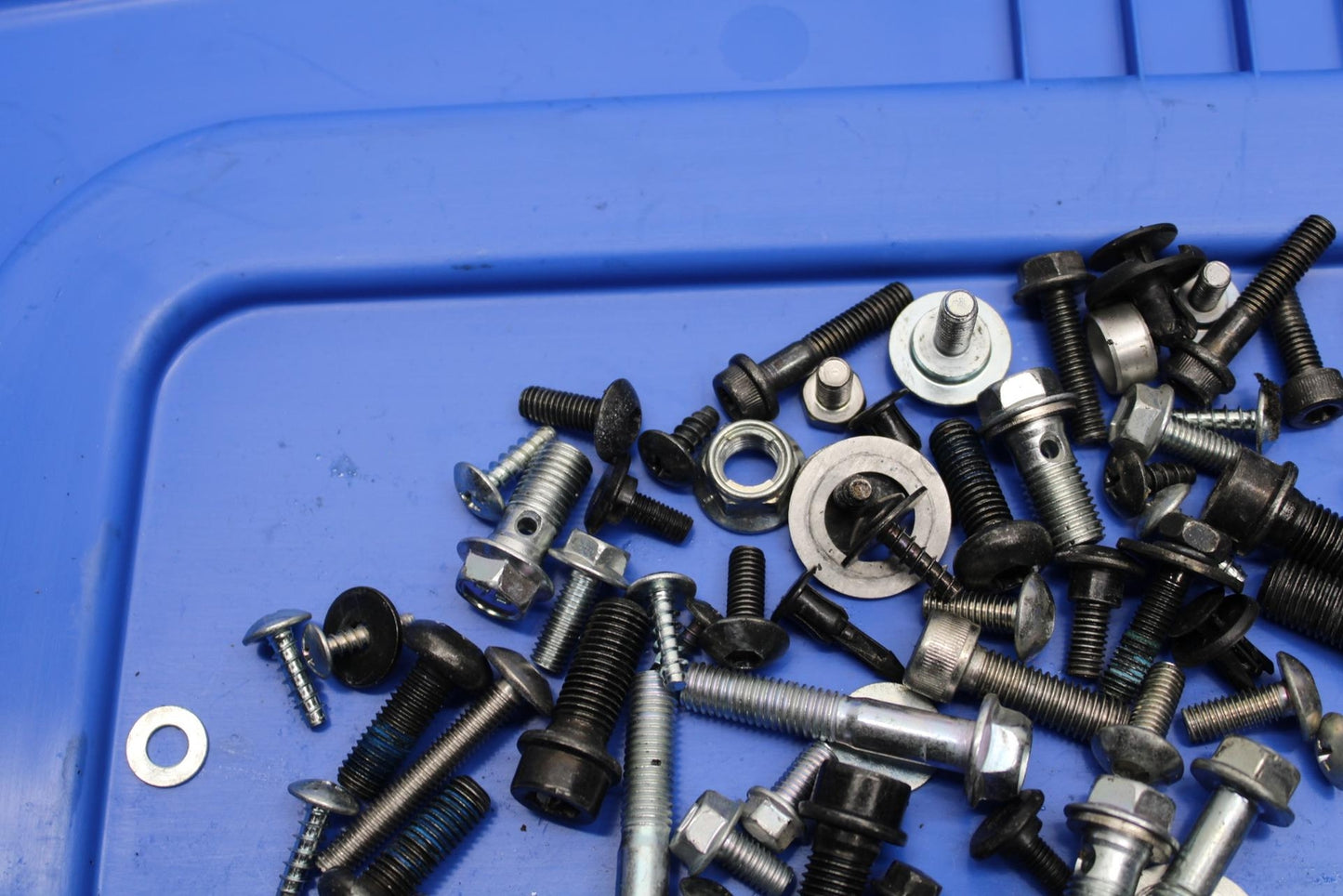 20 SUZUKI GSXR 1000 MISCELLANEOS BOLTS HARDWARE MOTOR SCREWS BB597