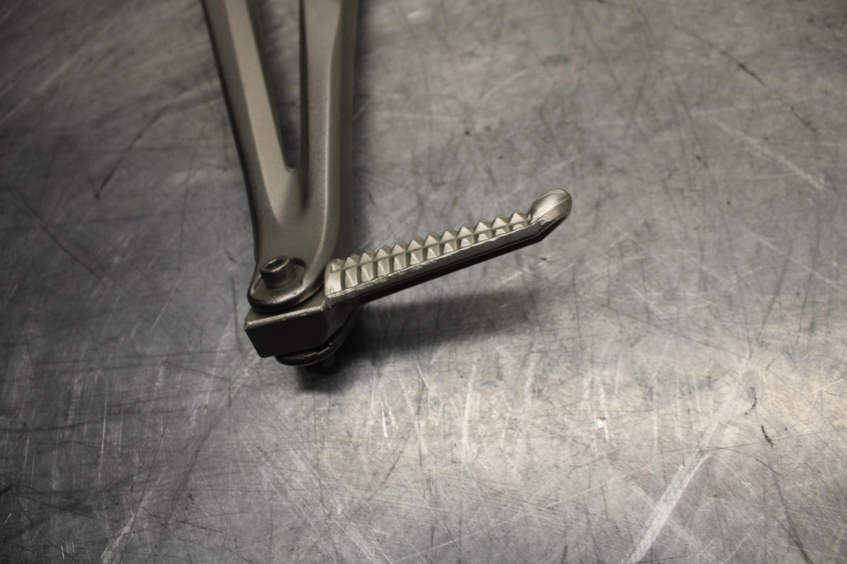 07-08 YAMAHA YZF R1 LEFT REAR BACK PASSENGER PEG 5JJ-27431-10-00 BB483