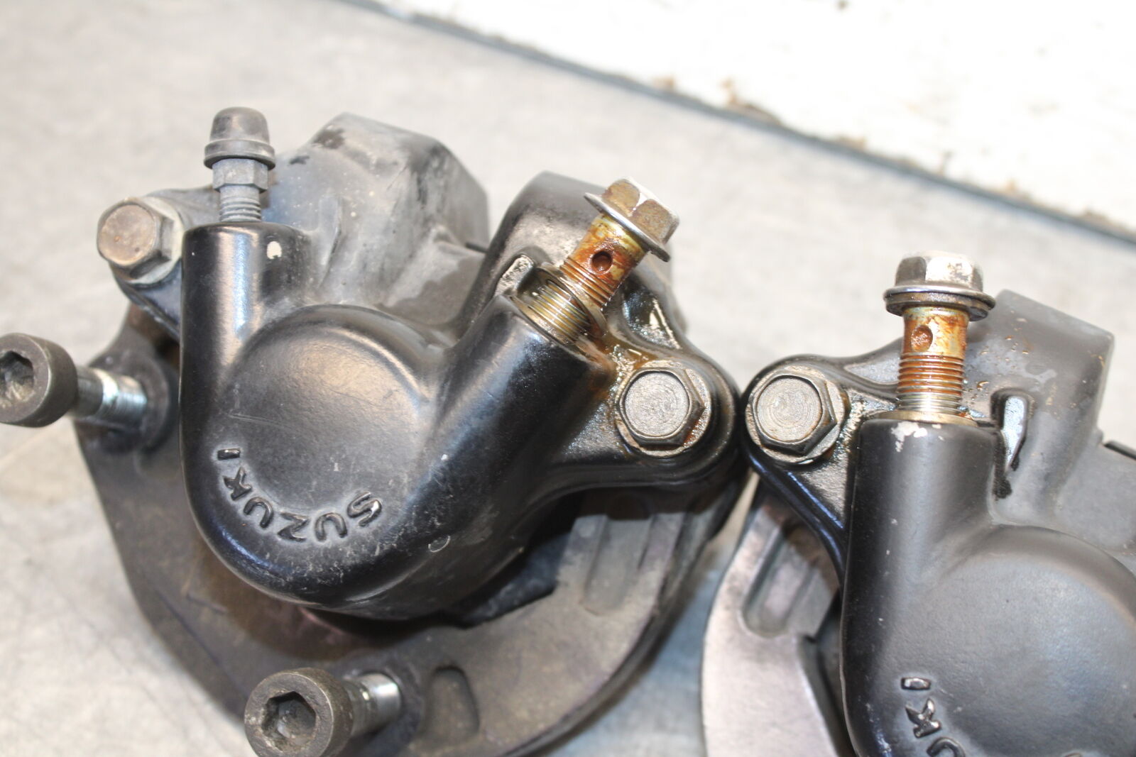 85-86 SUZUKI MADURA 1200 RIGHT LEFT FRONT BRAKE CALIPER SET PAIR CALIPERS  BB691