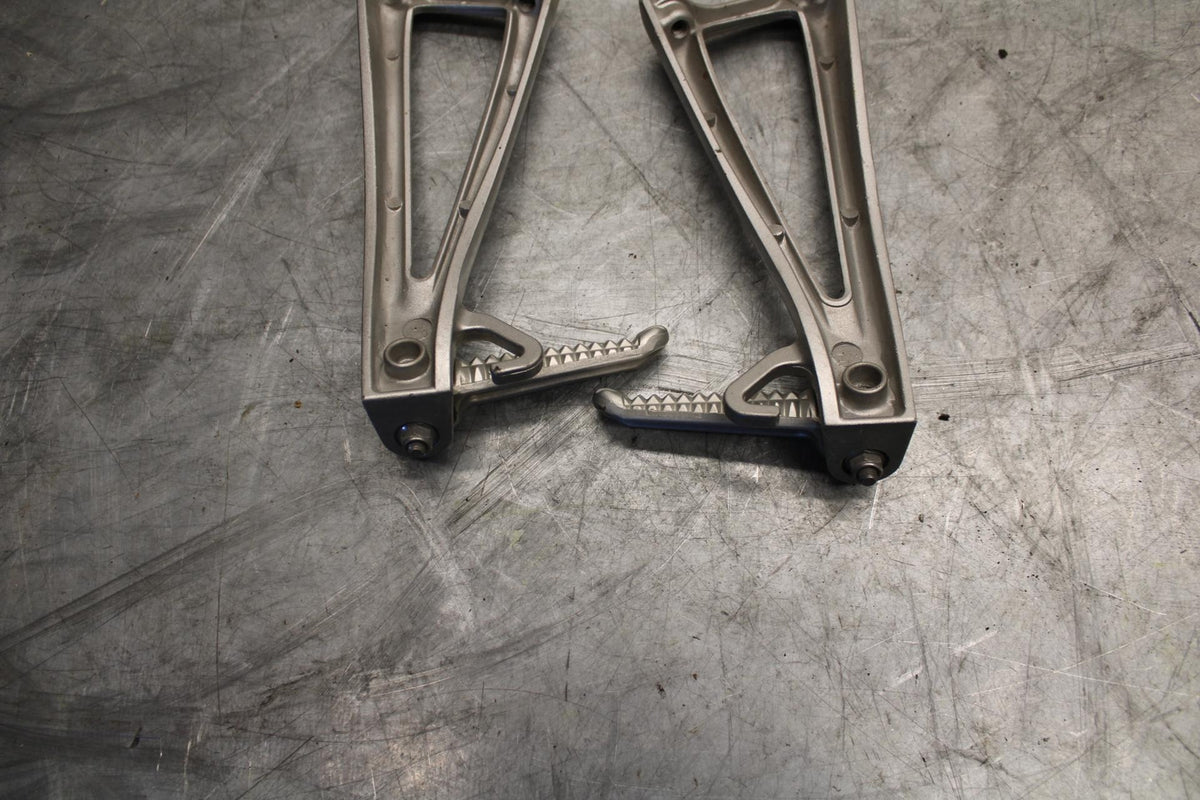 2009 Yamaha YZF R6 REAR BACK PASSENGER PEG SET PAIR 2C0-2741L-00-00 BB532